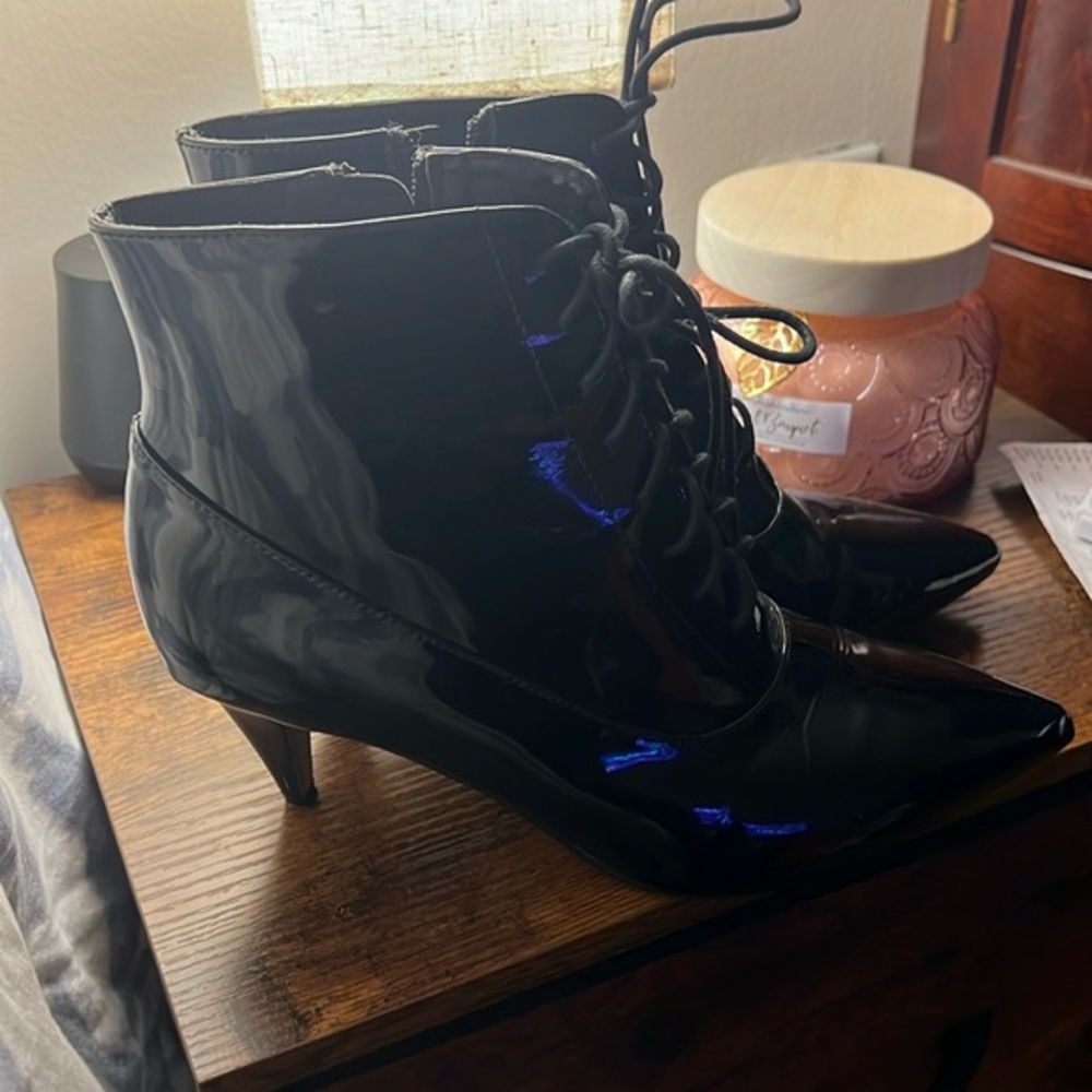 Woman’s texto heels